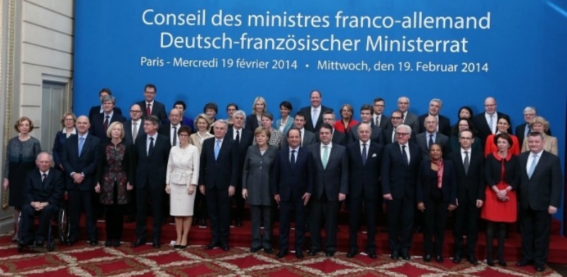 Hollande Merkel. ce qui a été décidé lors du conseil des ministres Franco Allemand