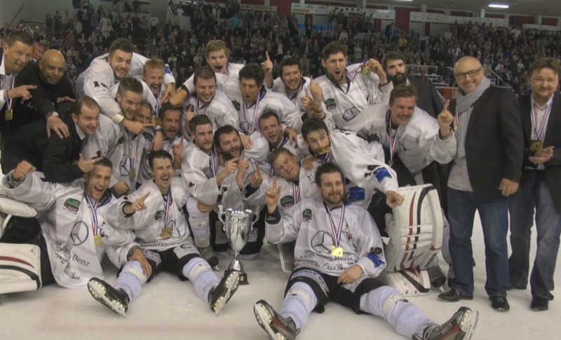 Champion de France, le Toulouse Blagnac Hockey Club présente la coupe