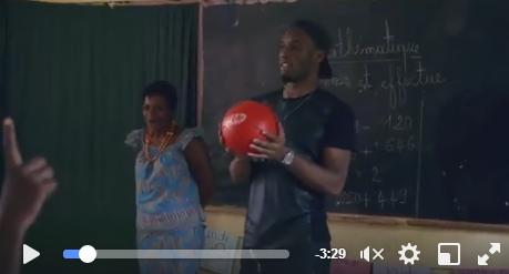 Drogba promeut un ballon électrique