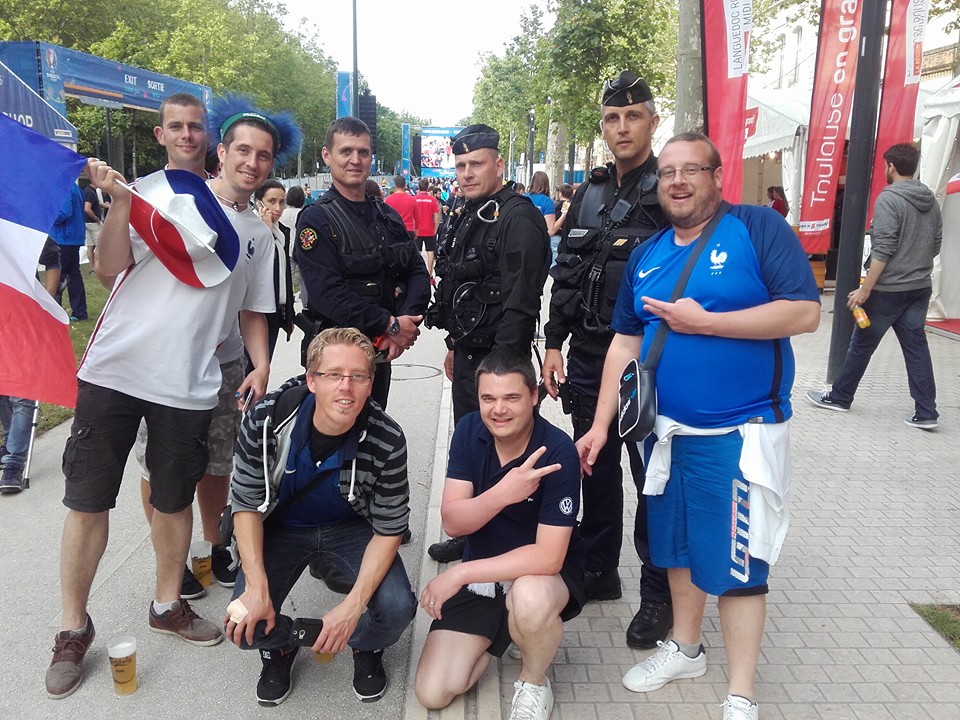 à Toulouse. supporters et gendarmes posent pour la photo bonne humeur