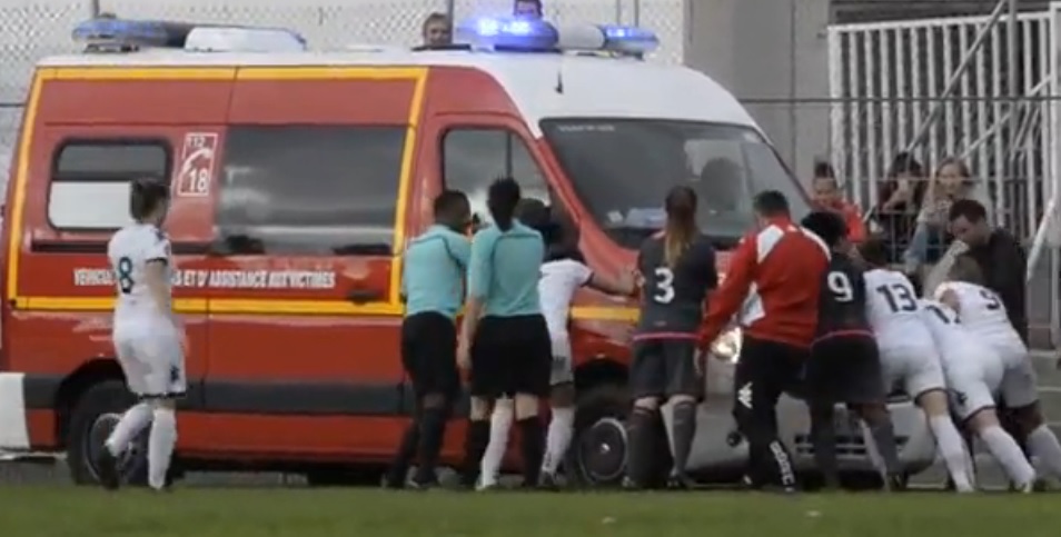 Vidéo - quand les footballeuses toulousaines poussent un camion de pompier embourbé