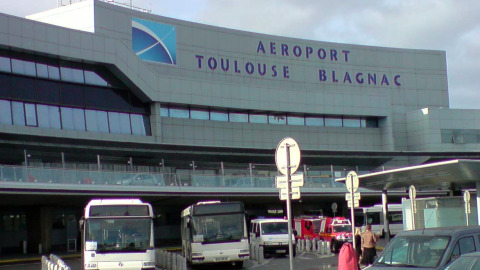 L'aéroport de Toulouse évacué policiers et militaires sur place