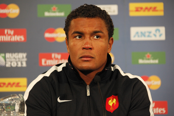 Thierry Dusautoir ovationné pour son dernier match de rugby (vidéo)