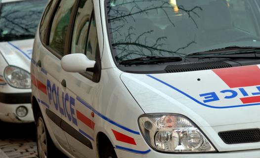 Les forces de police et de gendarmerie sont renforcées en cette fin d'année dans les Hautes Pyrénées pour éviter les hold up. Le mois de décembre est synonyme de nombreux achats. Cette hausse de la consommation s'accompagne d'une hausse du chiffre d'affaire des commerçants de Tarbes et de toute le département des Hautes Pyrénées. Et donc de tentations supplémentaires pour les malfaiteurs. Pour faire face à tout acte criminel et "prévenir et lutter contre les vols à mains armées, les cambriolages et agressions diverses" la préfecture des Hautes Pyrénées annonce renforcer le plan anti hold up "aux abords des centres commerciaux, des galeries marchandes, des commerces de proximité et de bouche". Une présence policière renforcée suffisante pour éviter des actes de délinquance ? Les policiers et gendarmes de Bigorre iront également à la rencontre des commerçants pour recueillir des renseignements mais aussi pour donner quelques conseils de sécurité.