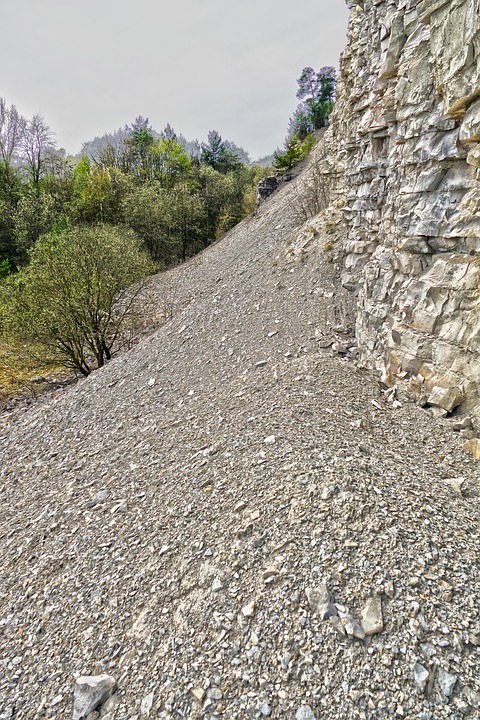 Violents orages. des routes coupées par des éboulements dans les Hautes Pyrénées