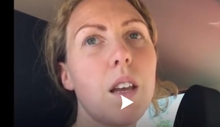 Canicule : Elle s'enferme dans sa voiture pour alerter les propriétaires de chiens (Vidéo)