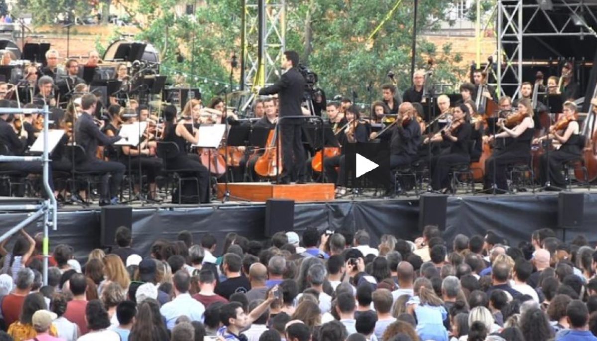 La Foule Pour Ecouter L Orchestre Du Capitole En Concert A La Prairie Des Filtres