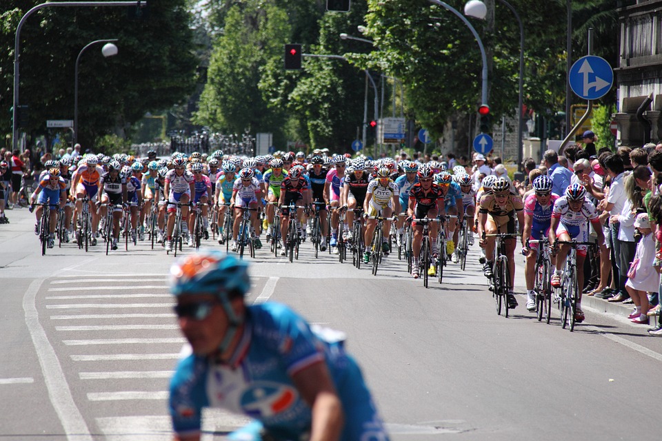 Manifestation sur le Tour de France, du gaz lacrymogène sur les coureurs