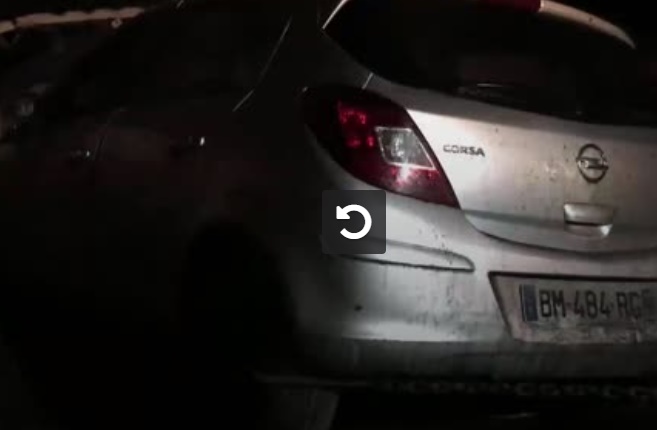 Accident. une voiture termine dans le garage