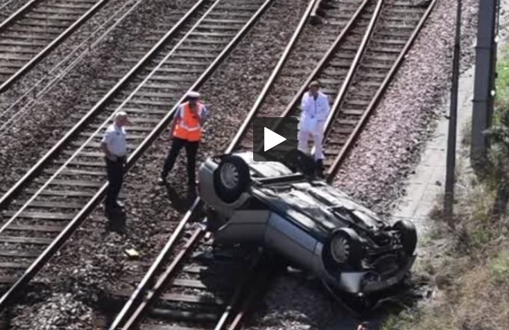 Morlaix. une voiture chute d'un pont sur la voie ferrée