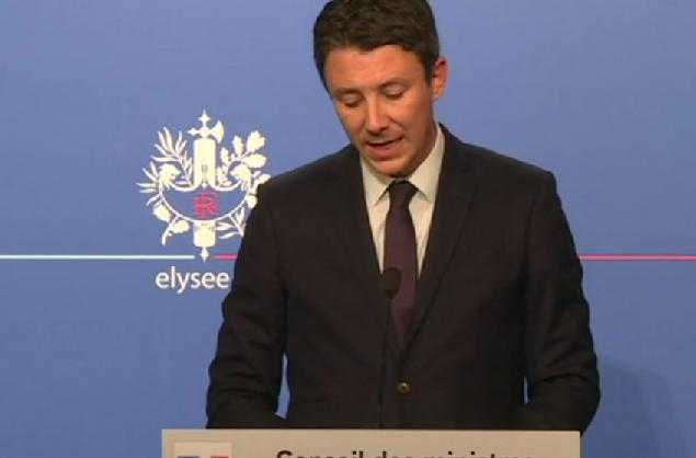 Remaniement: Macron "assume de prendre le temps" Griveaux