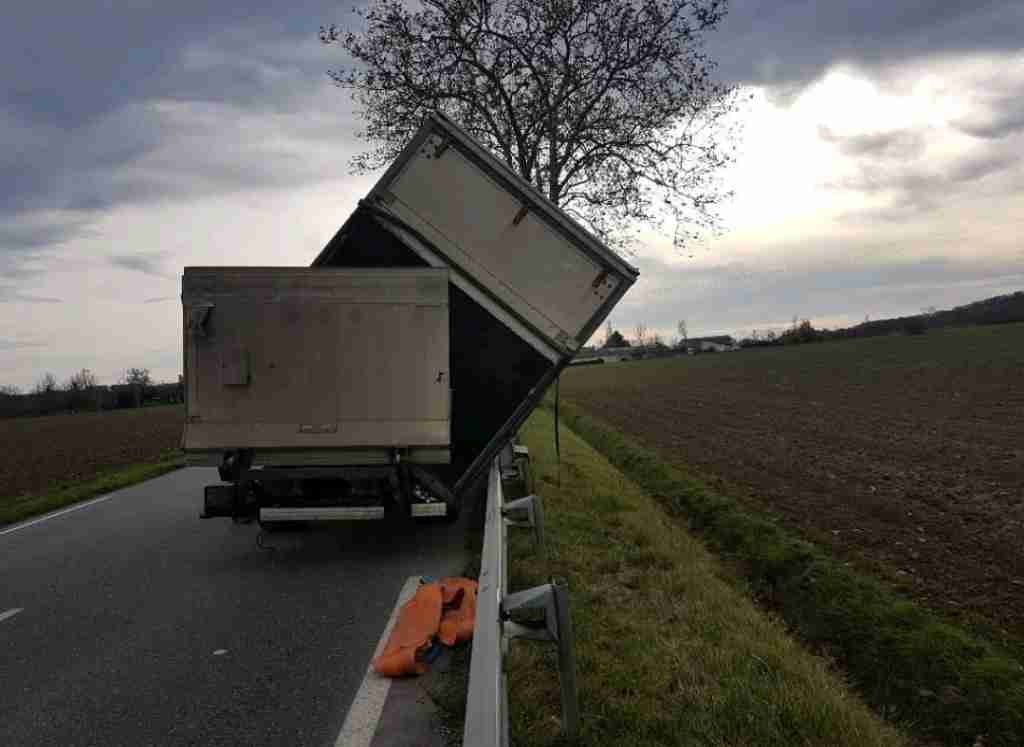 Vents violents. Impressionnant accident de la route au sud de Toulouse