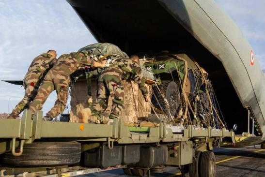 A Toulouse Francazal, Macron brieffé sur le Pôle national des opérations aéroportées