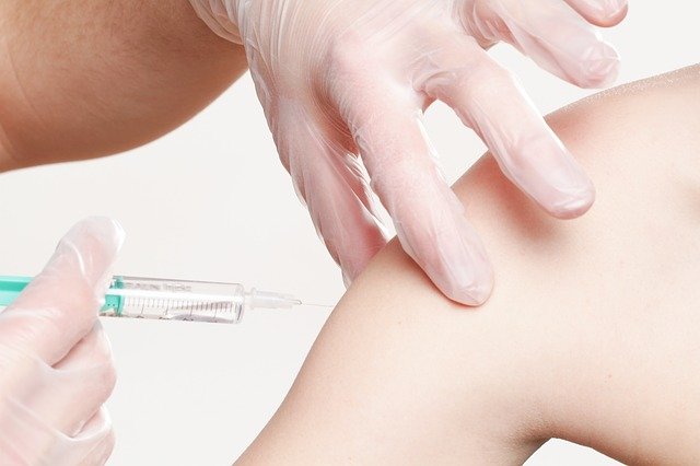 Covid-19 : une 3e dose de vaccin recommandée pour les plus de 65 ans