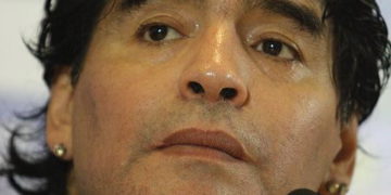 Mort de Maradona : son ancien avocat dénonce un "mauvais traitement médical"