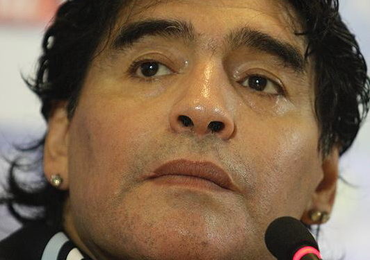 Mort de Maradona : son ancien avocat dénonce un "mauvais traitement médical"