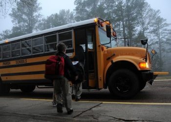 Un car se retourne pour une opération de sécurité routière