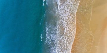 Combler les écarts financiers et techniques qui limiteront le réchauffement climatique était au centre d'un débat de haut niveau à l'Assemblée générale des Nations Unies mardi à New York. La réunion d'une journée s’est déroulée quelques jours avant la Conférence des Nations Unies sur le changement climatique, la COP26, pour que les pays tiennent leur promesse de maintenir l'augmentation de la température mondiale à 1,5 degré Celsius, conformément à l'Accord de Paris de 2015. Dans son allocution d'ouverture, le Président de l'Assemblée générale, Abdulla Shahid, a souligné les « réalités brutales » des impacts climatiques tels que l'élévation du niveau de la mer, qui menacent des nations insulaires comme son pays, les Maldives. Cependant, M. Shahid a souligné que les pays peuvent faire face à ces défis s'ils travaillent ensemble. « L'événement d'aujourd'hui ne résoudra pas le changement climatique, seule l'action le fera », a-t-il déclaré, s'exprimant depuis la tribune. « L'événement d'aujourd'hui vise à rappeler aux gens de quoi nous sommes capables si nous agissons de concert, faisons confiance à la science et mobilisons intelligemment les nombreuses ressources dont nous disposons ». Les scientifiques sont sans équivoque sur les causes de l'urgence climatique. Les activités humaines ont réchauffé l'atmosphère, les océans et les terres, entraînant la fonte des glaces et entraînant des changements rapides et sans précédent, a déclaré Valérie Masson-Delmotte, du Groupe intergouvernemental d'experts sur l'évolution du climat (GIEC), l'organisme des Nations Unies qui a publié une série de rapports alarmants sur la question. « Le changement climatique d'origine humaine affecte déjà toutes les régions de la Terre de plusieurs manières, renforçant la fréquence et l'intensité des événements extrêmes tels que les vagues de chaleur, les fortes précipitations, les sécheresses et les incendies », a-t-elle déclaré, s'exprimant par liaison vidéo. « Les changements que nous connaissons déjà augmenteront avec le réchauffement supplémentaire ».