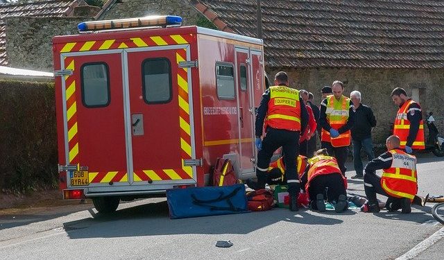 Compiègne. L'ambulance percute une voiture au moins un pompier blessé