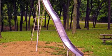 Un toboggan obscène à Paris ?