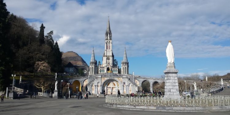 Les 120 évêques de France réunis à Lourdes