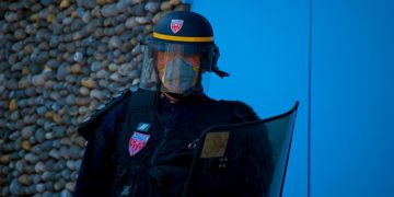 Après de violentes émeutes, le Gouvernement envoie des renforts de police en Guadeloupe