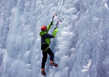 Sport extrême : une initiation à l'escalade sur cascade de glace proposée au Pic du Midi