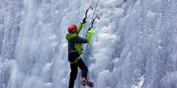 Sport extrême : une initiation à l'escalade sur cascade de glace proposée au Pic du Midi