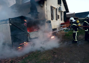Lot . un feu de voiture se propage