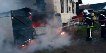 Lot . un feu de voiture se propage