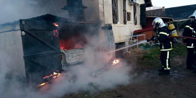Lot . un feu de voiture se propage