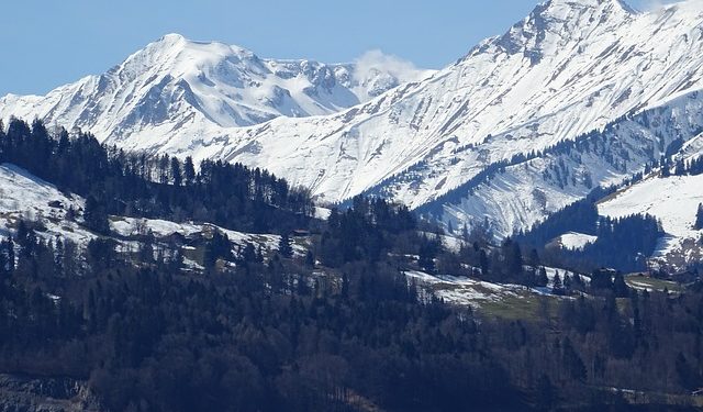 Une avalanche filmée en direct sur une route des Pyrénées