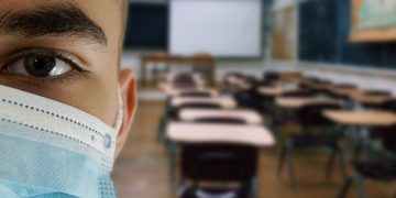 Face à l'ampleur de la pandémie Covid19 un maire ferme école et marché de Noël