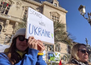 La foule pour dire Non à la guerre en Ukraine sur la place du Capitole de Toulouse