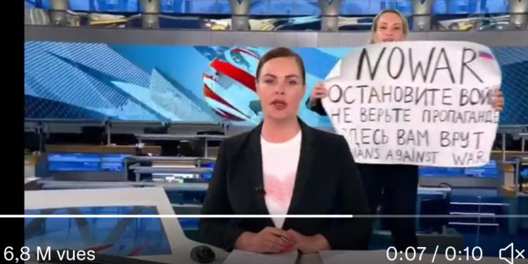 Contre la Guerre, le courage de Maria Ovsyannikova devant le télévision Russe