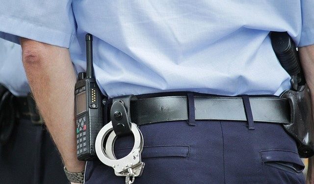 Tarbes - menacé au couteau il maîtrise son agresseur et le livre à la police