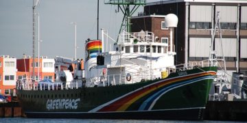 Greenpeace à l'assaut d'un pétrolier russe, au large d'Oslo