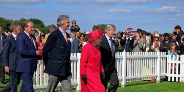 VIDÉO. Royaume-Uni : le prince Charles fixe le cap, Elizabeth II absente
