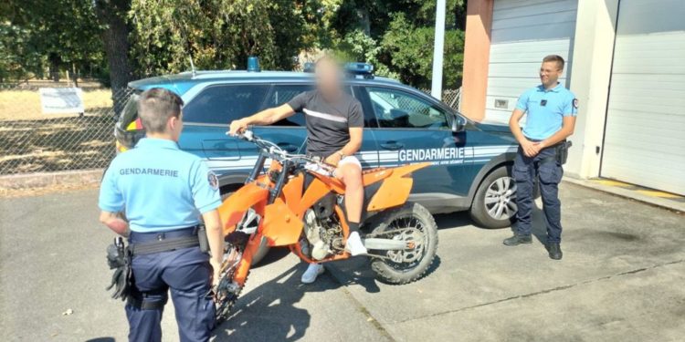 Dimanche 24 juillet, l'annonce pour la vente d'une moto identifiée comme volée est signalée sur leboncoin.fr . Immédiatement, les gendarmes de Cugnaux mettent en place un dispositif de surveillance pour la transaction. En parallèle, ils sont avisés par des voisins qu’un individu en moto-cross effectue des rodéos à proximité du lieu de rendez-vous. Agissant en civil, ils interpellent le mis en cause, pour de multiples infractions au code de la route et confirment le recel de la moto volée et retrouvée dans l'annonce du site de vente. Le mis en cause sera convoqué devant la justice ultérieurement et la moto-cross rendue à son propriétaire.