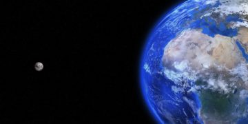 « La relation entre la croissance démographique et le développement durable est complexe et multidimensionnelle », a déclaré Liu Zhenmin, Secrétaire général adjoint des Nations Unies aux affaires économiques et sociales. « Une croissance démographique rapide rend plus difficile l'éradication de la pauvreté, la lutte contre la faim et la malnutrition, et l'augmentation de la couverture des systèmes de santé et d'éducation. À l'inverse, la réalisation des objectifs de développement durable (ODD), en particulier ceux qui concernent la santé, l'éducation et l'égalité des sexes, contribuera à réduire les niveaux de fécondité et à ralentir la croissance démographique mondiale », a ajouté le haut fonctionnaire. Modification de la pyramide des âges dans de nombreux pays en développement Dans la plupart des pays d'Afrique subsaharienne, ainsi que dans certaines régions d'Asie et d'Amérique latine et des Caraïbes, la part de la population en âge de travailler (entre 25 et 64 ans) a augmenté grâce aux récentes réductions de la fécondité. Cette modification de la pyramide des âges offre une opportunité, limitée dans le temps, d'accélérer la croissance économique par habitant, un effet connu sous le nom de « dividende démographique ». « Pour maximiser les avantages potentiels d'une répartition par âge favorable, les pays doivent investir dans le développement de leur capital humain, en garantissant l'accès aux soins de santé et à une éducation de qualité à tout âge et en favorisant les possibilités d'emploi productif et de travail décent », a recommandé le Département des affaires économiques et sociales (DESA) dans un communiqué.