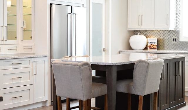 Refaire sa cuisine moderne en or brillant