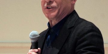 Le créateur de mode japonais Issey Miyake meurt à l'âge de 84 ans