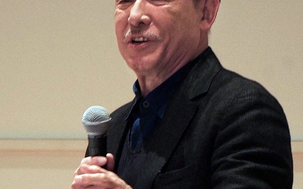 Le créateur de mode japonais Issey Miyake meurt à l'âge de 84 ans