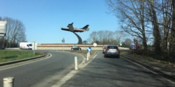 Un avion Daher posé au centre d'un rond point entre Tarbes et Lourdes