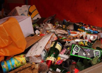 En Bosnie, une rivière recouverte de déchets après de fortes pluies