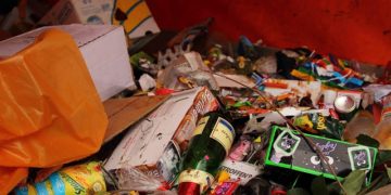 En Bosnie, une rivière recouverte de déchets après de fortes pluies