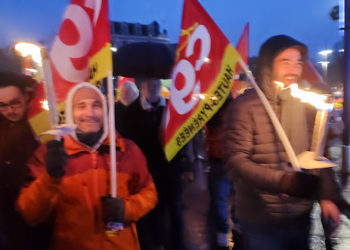 Une marche aux flambeaux contre les retraites à réuni plusieurs centaines de manifestants à Toulouse