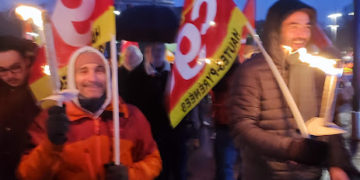 Une marche aux flambeaux contre les retraites à réuni plusieurs centaines de manifestants à Toulouse