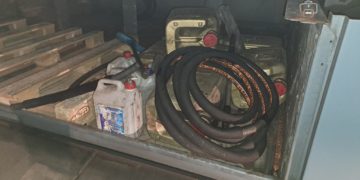 L’individu était équipé d’une pompe électrique et de tuyaux dissimulés sous le châssis de son ensemble routier. Les vols de carburant se produisent parfois sur les aires de repos des autoroutes. Il s’agit là de la troisième interpellation en flagrant délit effectuée en quelques semaines pour des faits similaires par les militaires du PMO de NARBONNE. L'auteur a déjà été jugé en comparution immédiate par le tribunal et condamné à 12 mois de prison avec sursis.