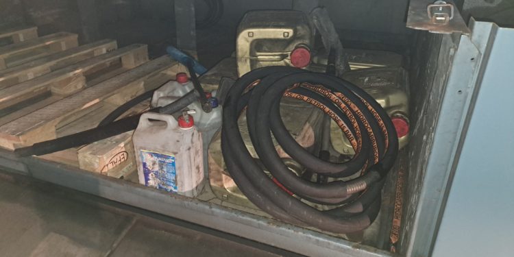 L’individu était équipé d’une pompe électrique et de tuyaux dissimulés sous le châssis de son ensemble routier. Les vols de carburant se produisent parfois sur les aires de repos des autoroutes. Il s’agit là de la troisième interpellation en flagrant délit effectuée en quelques semaines pour des faits similaires par les militaires du PMO de NARBONNE. L'auteur a déjà été jugé en comparution immédiate par le tribunal et condamné à 12 mois de prison avec sursis.